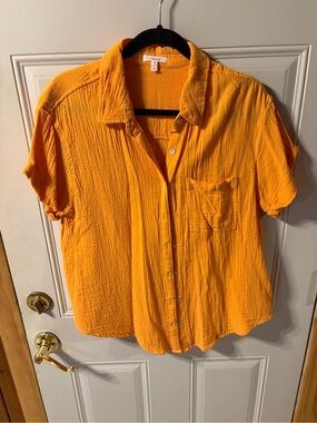 Maurices Button-Front Short Sleeve Blouse in Bright Yellow Size Medium